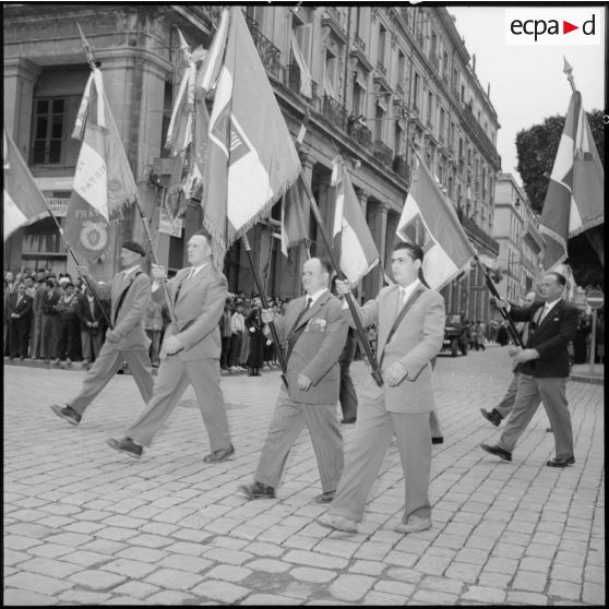 Défilé des porte-drapeaux d'associations d'anciens combattants lors des commémorations du 8 mai à Bône.