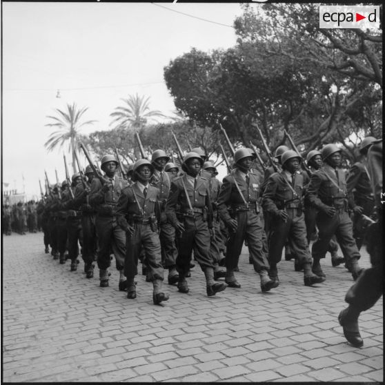 Défilé des tirailleurs sénégalais armés de MAS 49 lors de commémoration du 8 mai à Bône.