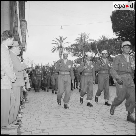 Défilé de troupes de tirailleurs lors du défilé dans les rues de Bône à l'occasion du 8 mai.