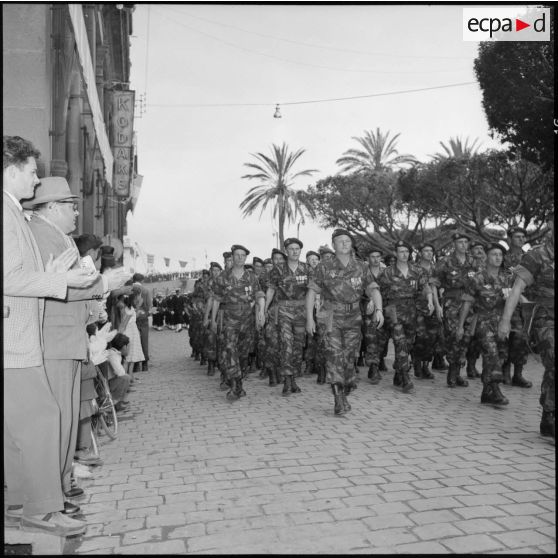 Défilé des troupes de parachutistes dans les rues de Bône à l'occasion des commémorations du 8 mai.