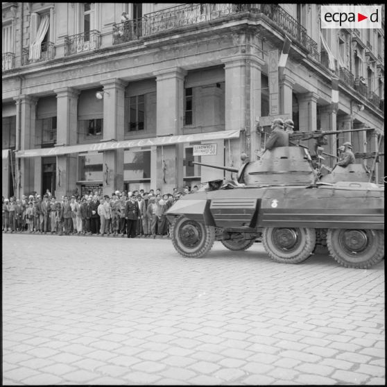 Défilé motorisé de chars M8 (Light Armorend Car) dans les rues de Bône à l'occasion des commémorations du 8 mai.