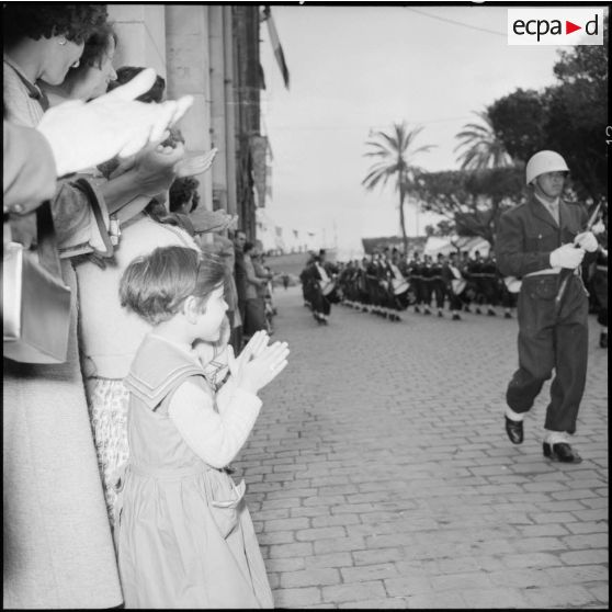 Défilé des troupes sous les applaudissements de la population civile européenne dans les rues de Bône à l'occasion du 8 mai.