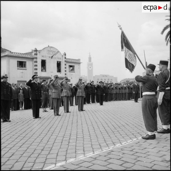 Salut au drapeau du 3e RI (régiment d'infanterie) par les généraux Beaufre et Simon lors des célébrations du 8 mai à Bône.