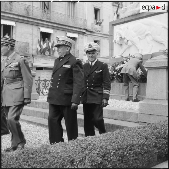 Dépôt de gerbes par les généraux Beaufre et Simon accompagnés d'un colonel au monument aux morts de Bône à l'occasion du 8 mai.