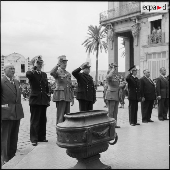 Salut au monument aux morts de Bône lors du 8 mai par le général Beaufre et des autorités militaires.