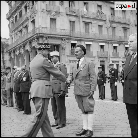 Remise de la médaille militaire à un sergent-chef à l'occasion de la commémoration du 8 mai à Bône.