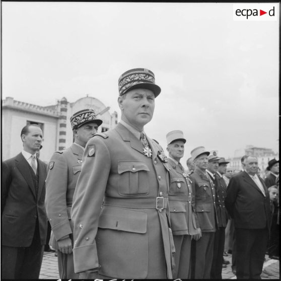 Le général de division Beaufre pendant le défilé du 8 mai à Bône.