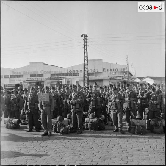 Soldats rappelés du 57e RI (régiment d'infanterie) tout juste débarqués au port de Bône.