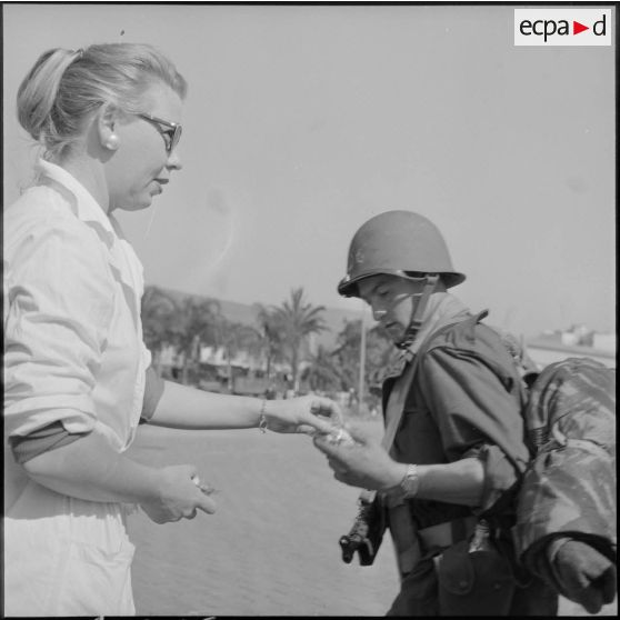 Distribution de confiseries et cigarettes par la Croix-Rouge aux soldats d'un contingent débarquant à Bône.