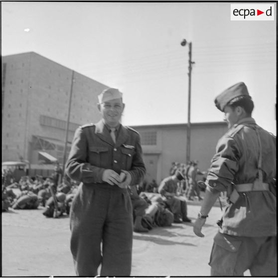 Soldats du 8e RH (régiment de hussards) et de rappelés du 57e RI (régiment d'infanterie) au port de Bône.