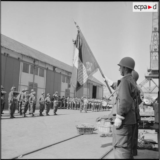 Débarquement du drapeau du 57e RI (régiment d'infanterie) composé de rappelés au port de Bône.