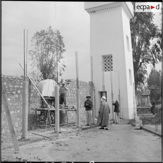 Travaux de réfection de la mosquée de Morris sous le regard de l'imam de la ville.