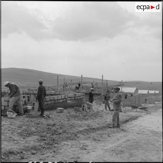 Construction d'habitations par des ouvriers d'algériens dans la SAS (section administrative spécialisée) de Randon.