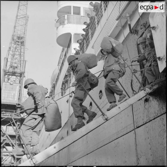 Débarquement d'un contingent d'appelés et rappelés à bord du paquebot Athos II au port de Bône.