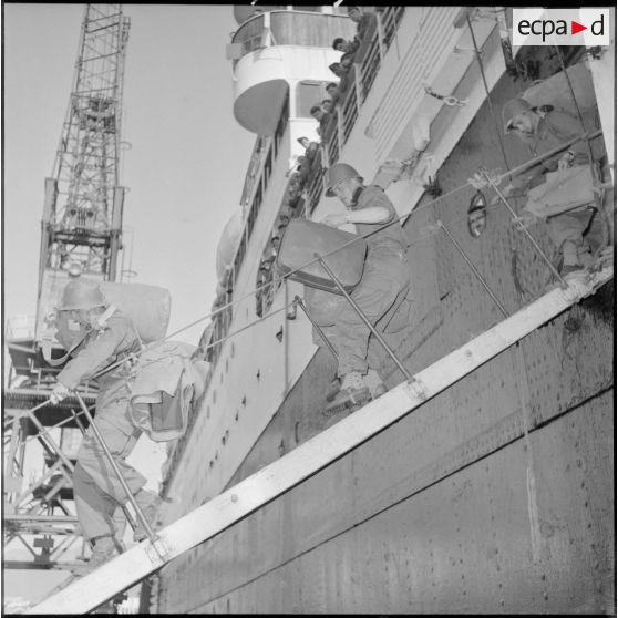 Débarquement d'un contingent d'appelés et rappelés à bord du paquebot Athos II au port de Bône.