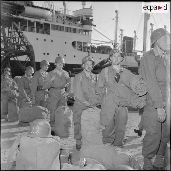 Débarquement d'un contingent d'appelés du 8e RH (régiment de hussards) et de rappelés du 57e RI (régiment d'infanterie) au port de Bône.