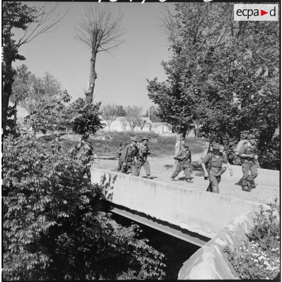 Patrouille de  soldats du 2e RD (régiment de dragons) passant sur un pont dans les environs de Cérez.