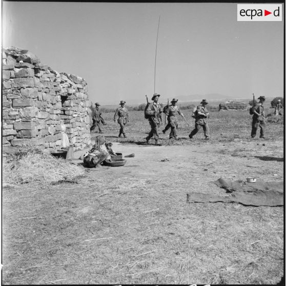 Patrouille des soldats du 2e RD (régiment de dragons) dans une mechta près de Cérez sous le regard de jeunes enfants algériens.