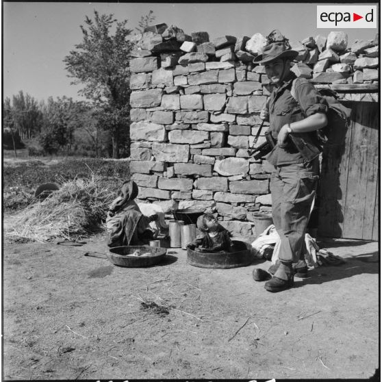 Soldat du 2e RD (régiment de dragons) posant près de jeunes enfants algériens lors d'une patrouille dans une mechta aux environs de Cérez.