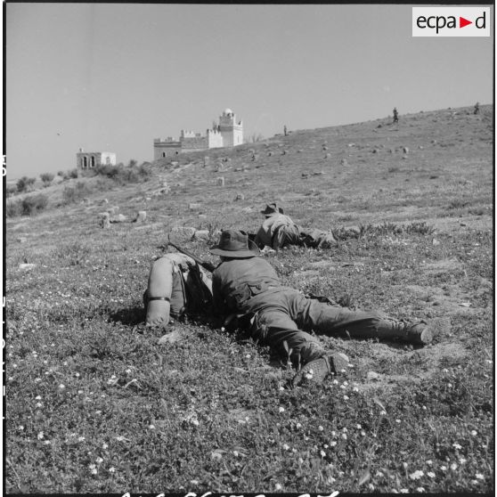 Deux soldats du 2e RD (2e régiment de dragons) postés devant les environs d'une mosquée au sud de Sétif.