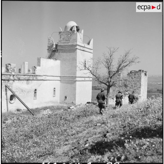 Progression d'une patrouille du 2e RD (régiment de dragons) vers une mosquée dans la région sud de Sétif.