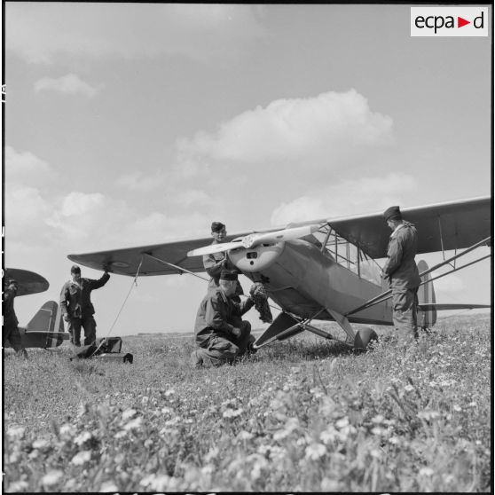 Révision des avions Piper Cub L29 par des éléments du GAOA n°2 (groupement d'aviation d'observation de l'artillerie) sur un terrain de M'Sila.