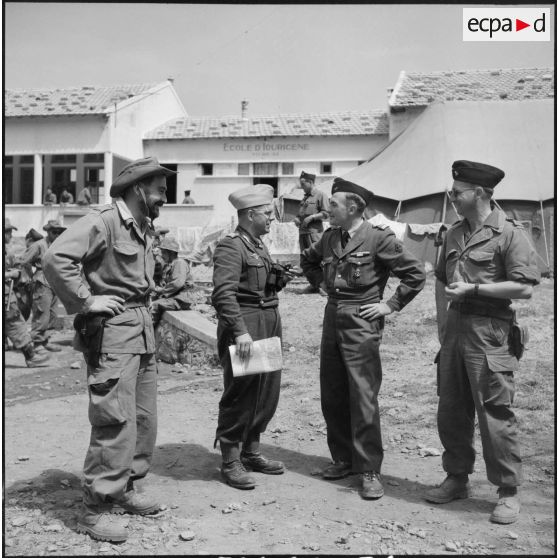 Discussion entre le colonel Rivière, le capitaine commandant la 3e compagnie du 21e RIC (régiment d'infanterie coloniale) et un adjudant devant l'école d'Iouricene (Tizi N'Berber).