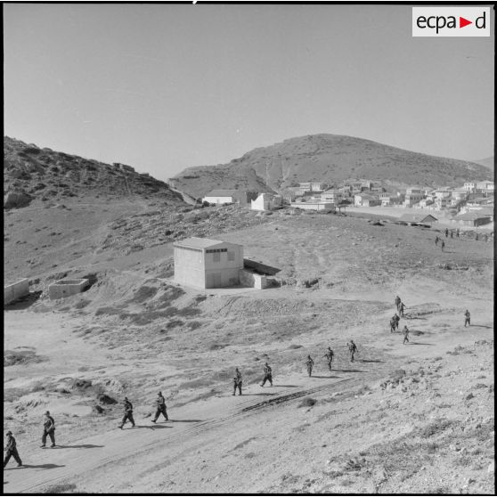 Progression à pied de chasseurs d'Afrique dans les environs du village de Bou Zadjar.