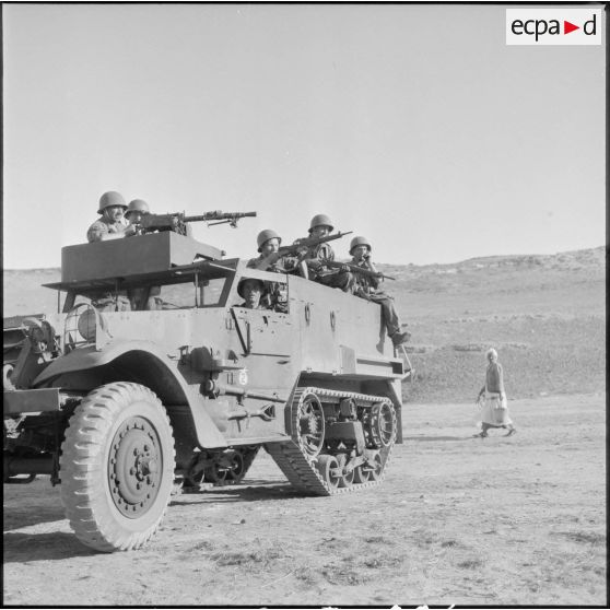 Surveillance du secteur de Bou Zadjar par des chasseurs d'Afrique à bord d'un Half-track.