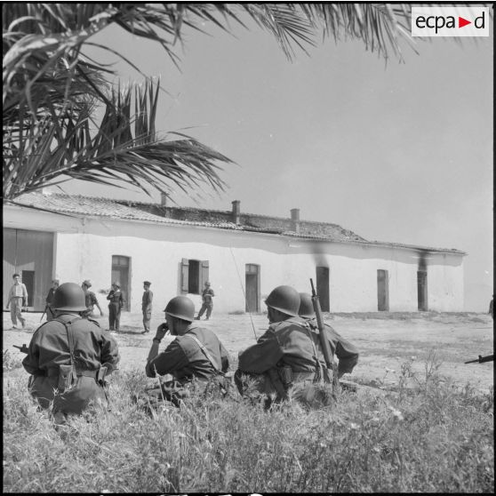 Chasseurs d'Afrique constatant les destructions dans la ferme Saint-Paul de Bou Zadjar après une action du FLN.