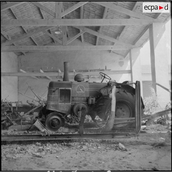 Destructions causées par un incendie du FLN dans une exploitation agricole de Bou Zadjar.