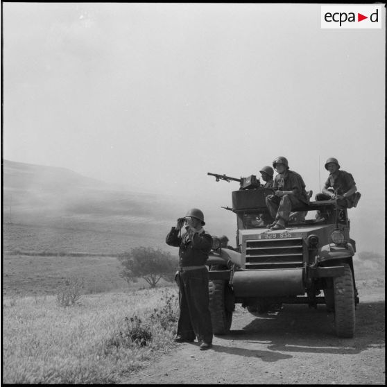 Surveillance du secteur de Bou Zadjar par des chasseurs d'Afrique à bord d'un Half-track.