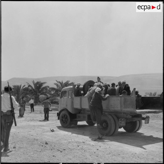 Embarquement d'Algériens arrêtés par des chasseurs d'Afrique à bord d'un camion civil près de Bou Zadjar.