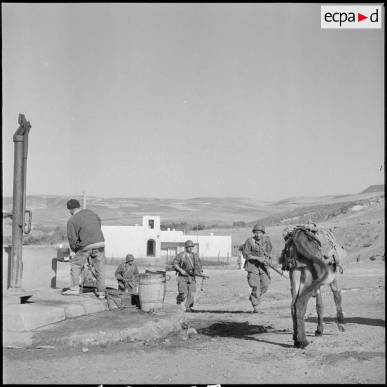 Chasseurs d'Afrique passant devant un puit lors d'une patrouille dans le village de Bou Zadjar.