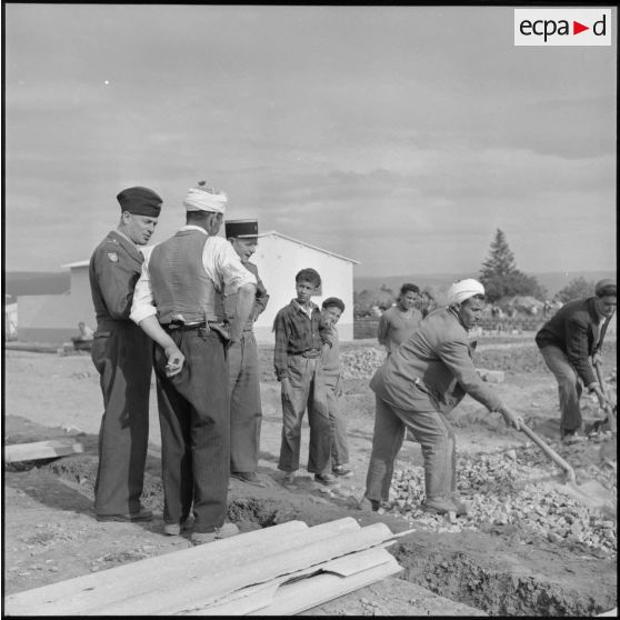 Inspection du chantier de nouvelles habitations du village de Mondovi (Dréan) par le colonel de Crosse.