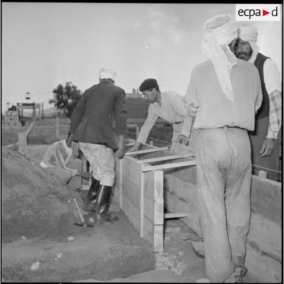 Construction des fondations d'une habitation par des ouvriers algériens sur le chantier de Bou Ahra.