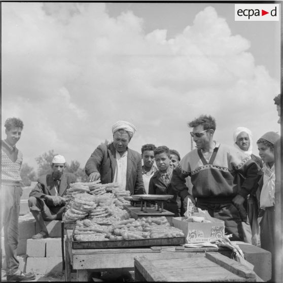 Marchand algérien de pâtisseries lors de la fête de l'inauguration des nouvelles habitations du villages de Mondovi.