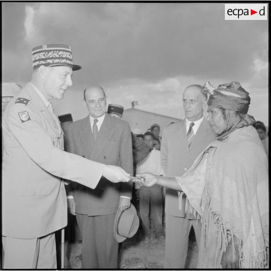 Remise des clés d'une nouvelle habitation par le général Beaufre à une femme algérienne de Mondovi (Dréan).