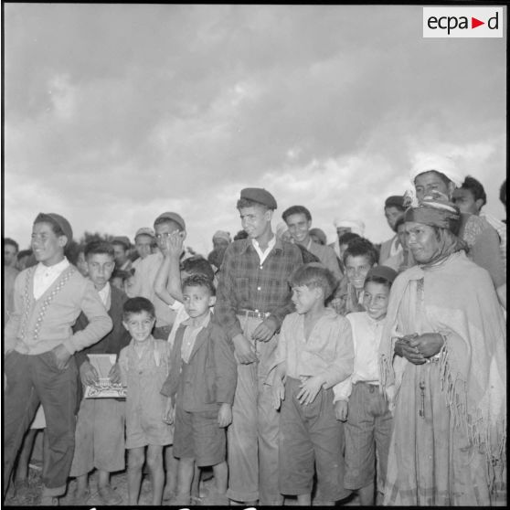 Jeunes habitants du village de Mondovi (Dréan), lors de le la fête d'inauguration des nouvelles habitations.