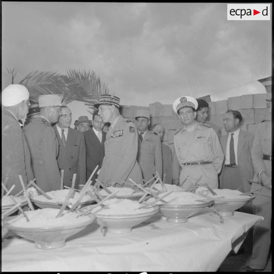 Général Beaufre et les autorités militaires lors du repas organisé pour l'inauguration de nouvelles habitations à Mondovi (Dréan).