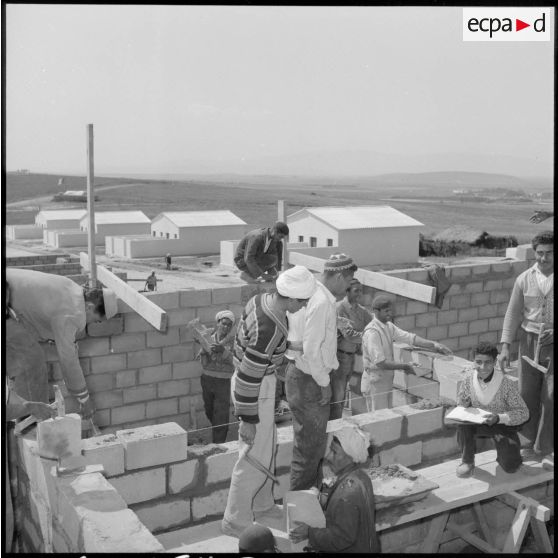 Construction d'une nouvelle habitation par des ouvriers algériens dans le village de Randon (Besbes).