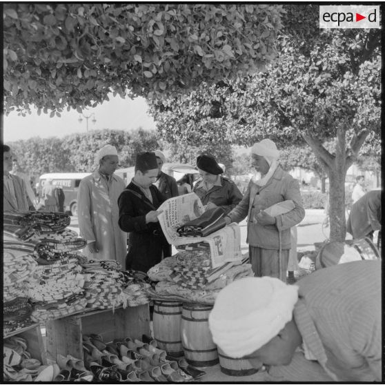 Achat d'un tapis par le lieutenant-colonel Savidan au marché de Lourmel.