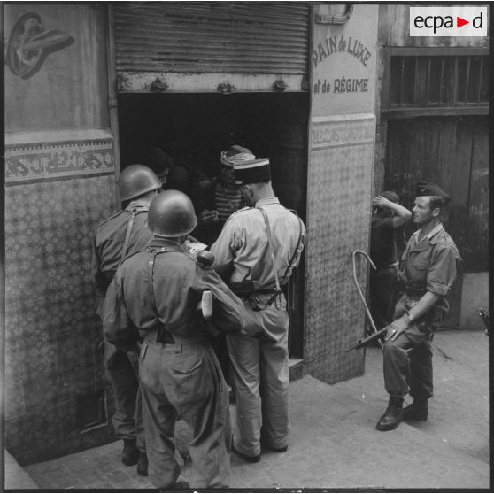 Contrôle d'identité d'un algérien devant une boulangerie de la casbah d'Alger.