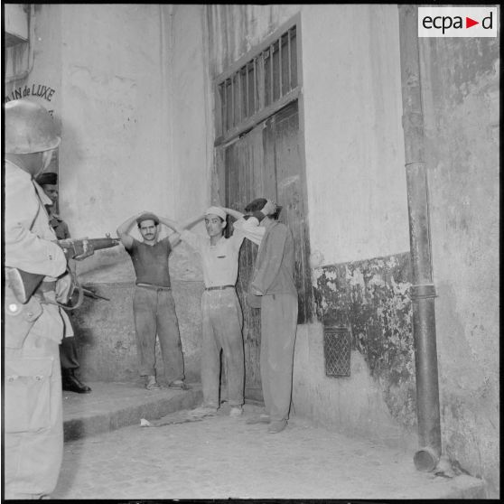 Arrestation de suspects dans la casbah d'Alger par des soldats du 9e régiment de zouaves (RZ).