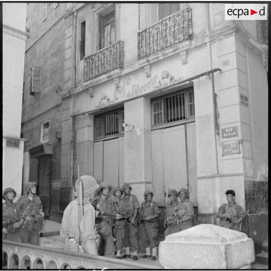 Bouclage d'une rue de la casbah d'Alger par le 9e régiment de zouaves (RZ).