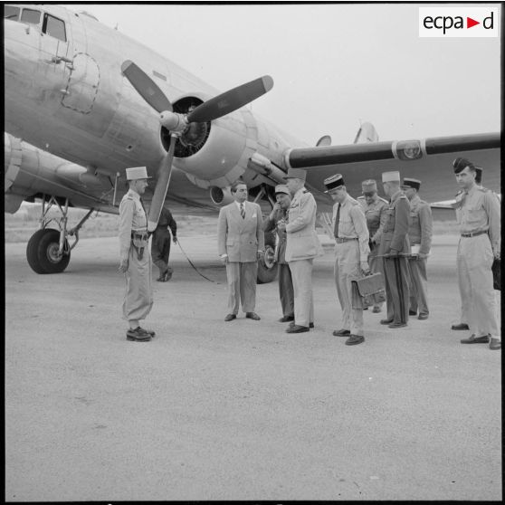 Arrivée de Max Lejeune, secrétaire d'état aux forces armées et du général Lorillot à l'aérodrome de Paul Cazelles (Aïn Oussera).