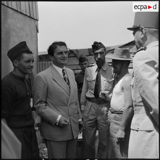 Visite de Max Lejeune et du général Lorillot au campement d'un bataillon d'infanterie probablement près de Paul-Cazelles.