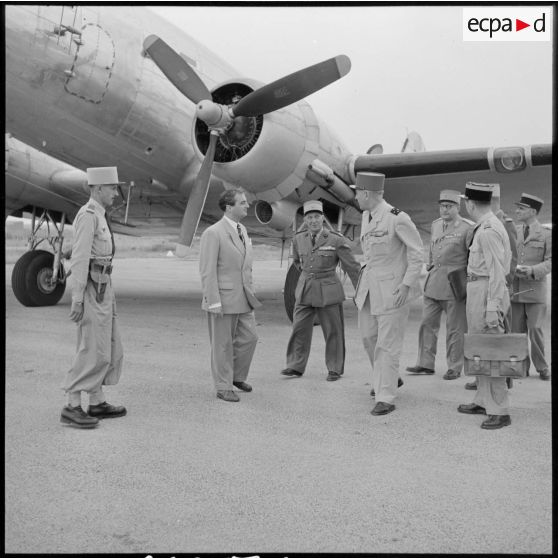 Arrivée de Max Lejeune, secrétaire d'état aux forces armées et du général Lorillot à l'aérodrome de Paul Cazelles (Aïn Oussera).