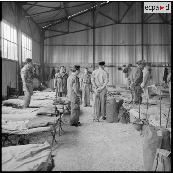 Chambrée de soldats d'une compagnie saharienne de la Légion Etrangère dans un hangar du camp de Laghouat.