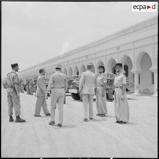 Visite de Max Lejeune et du général Lorillot à la 2e compagnie saharienne portée de la Légion Etrangère (CPSLE) à Laghouat.